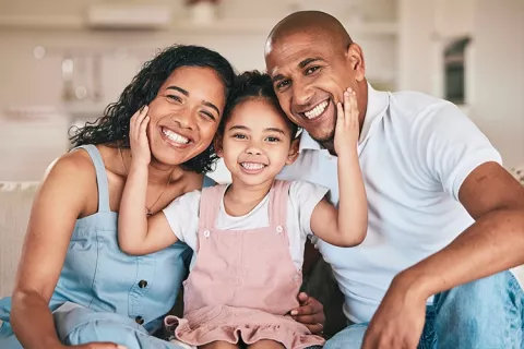Familia afrocolombiana sonriente.