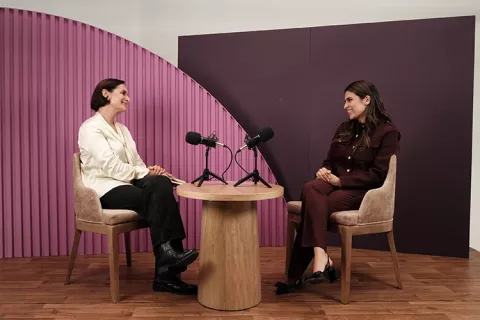 Personas conversando en un podcast.