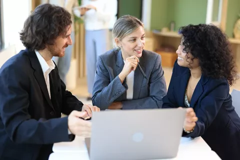 Tres empresarios conversando.
