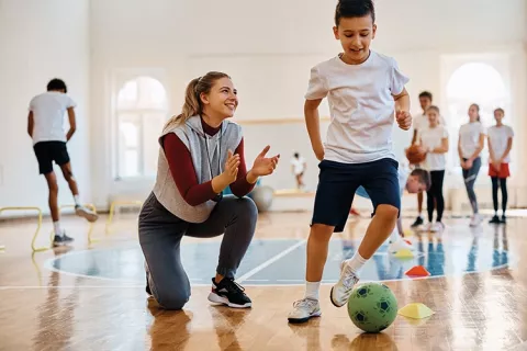 Niño juega fútbol con su profesora en Deportes Colsubsidio