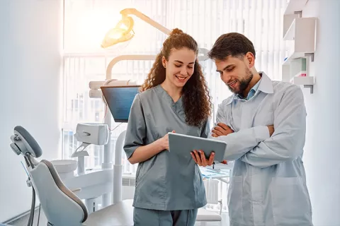 Doctores revisan historia clínica odontológica Dentivip.