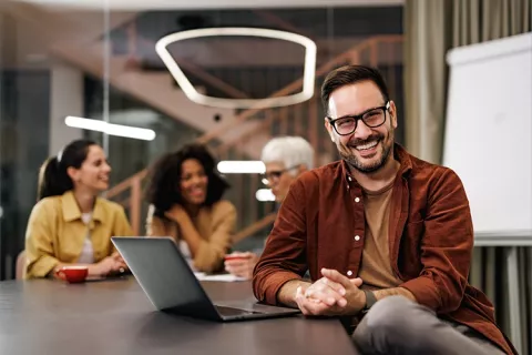Hombre sonriente en su espacio de trabajo.