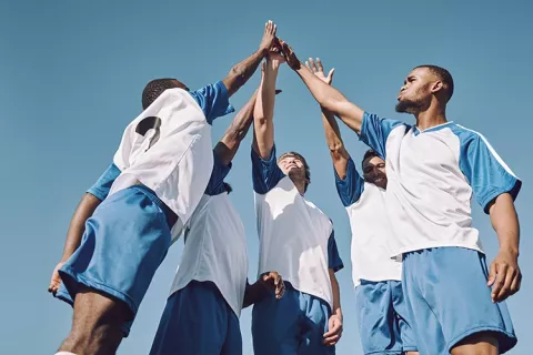 Equipo de trabajo entrenando fútbol en la escuela deportiva de Colsubsidio.