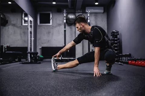 Hombre realizando ejercicios de estiramiento en el gimnasio Colsubsidio.