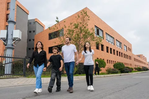 Familia recorriendo la Ciudadela Maiporé de Colsubsidio.