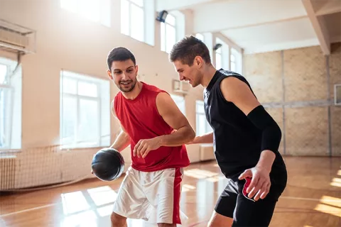 Compañeros de trabajo entrenando baloncesto en Colsubsidio.