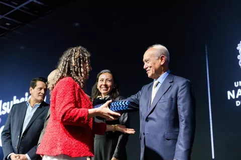 Director Luis Carlos Arango, entregando reconocimientos a las empresas.