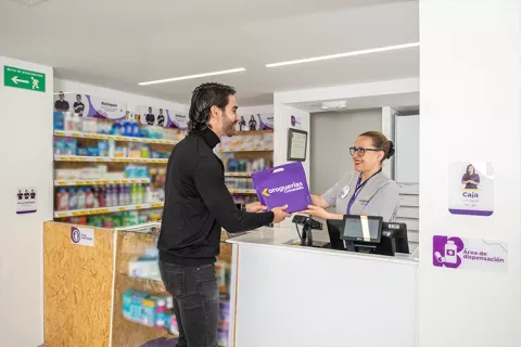 cliente comprando en droguerias colsubsidio