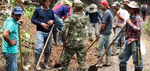 Comunidad y ejército nacional trabajando juntos