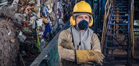 Apoya a los recicladores y les brinda cursos 