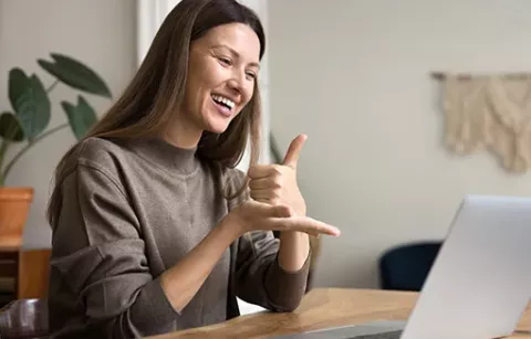 Mujer sonriendo en videollamada