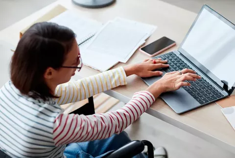 Mujer trabajando en laptop