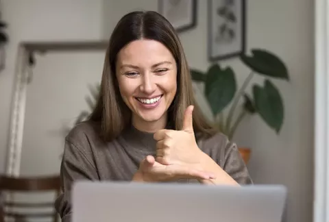 Mujer sonriente usando computadora