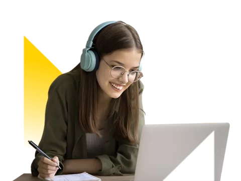 Estudiante con auriculares sonriendo