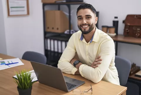 hombre sonriendo
