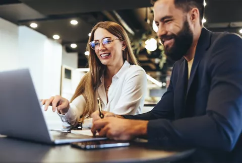 hombre y mujer sonriendo 