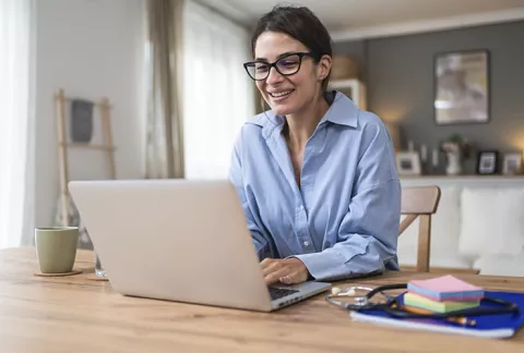 mujer sonriendo con computadores 