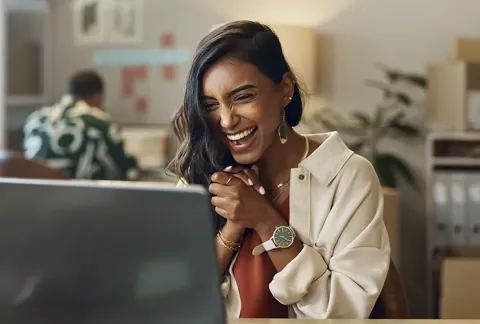 mujer sonriendo