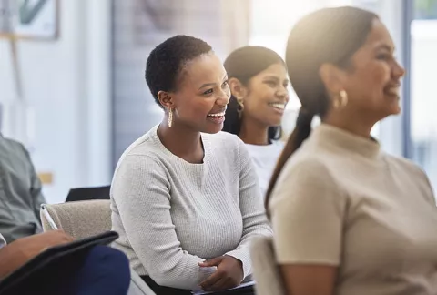 Mujeres sonriendo juntas