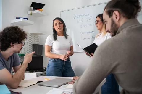 Grupo de personas en clases de inglés.