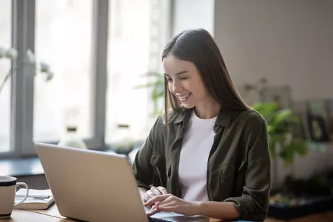Mujer realizando el proceso de afiliación en línea.