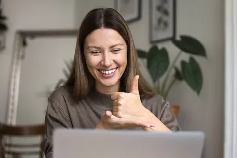Mujer haciendo idioma de señas