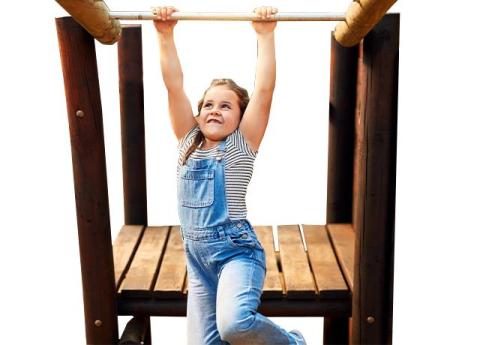 Niña jugando en el pasamanos.