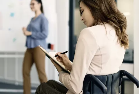 Mujer escribiendo en cuaderno