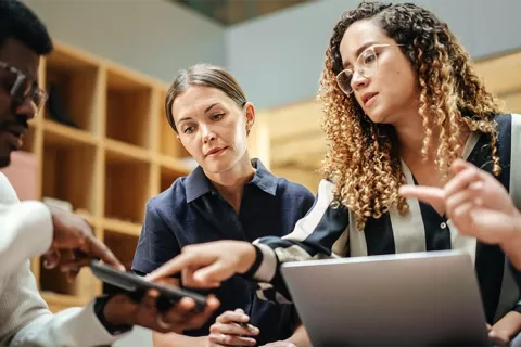 Estudiantes de posgrado compartiendo apuntes.