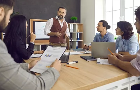 Personas profesionales en reunión