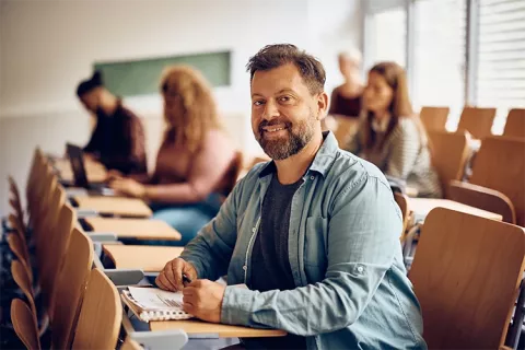Estudiante de posgrado en clases.