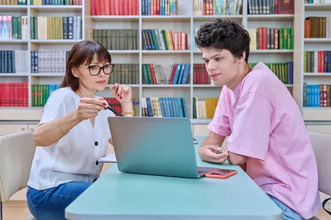 Estudiante recibiendo asesoría docente.