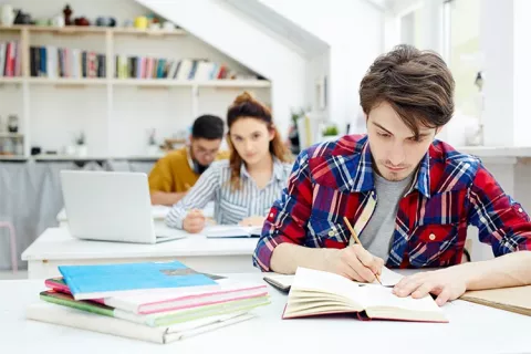 Estudiantes presentado sus exámenes académicos.