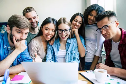 Grupo de estudiantes trabajando en equipo.