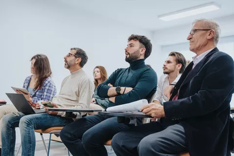 Grupo de estudiantes en clase de inglés prestando atención.