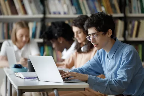 Estudiantes realizando pruebas académicas.