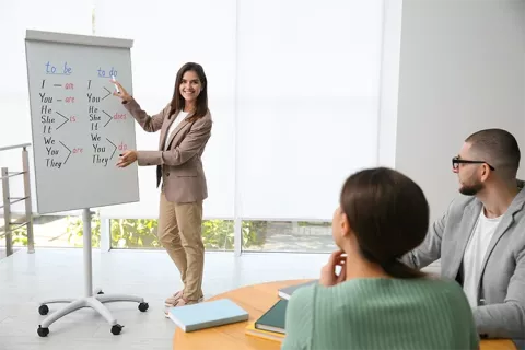 Estudiantes en clases de inglés.