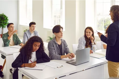 Jóvenes estudiando administración.