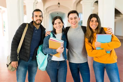 Jóvenes en su campus universitario.