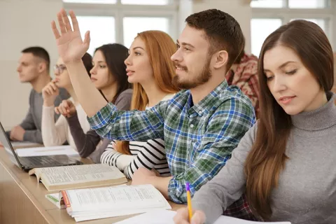 Estudiante participando en clase.