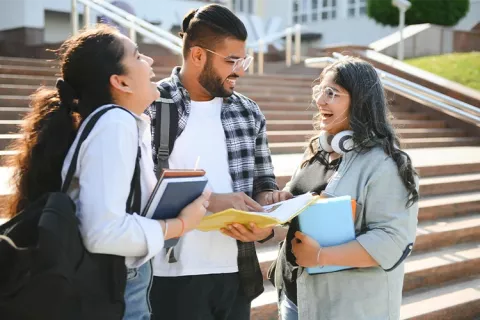 Estudiantes sonrientes en la universidad.