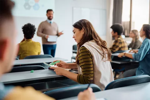 Estudiantes tomando notas en clase.