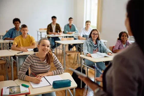 Estudiantes universitarios en clase.
