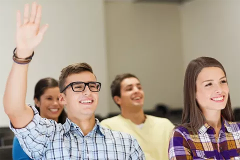 Estudiantes técnicos participando en clase.