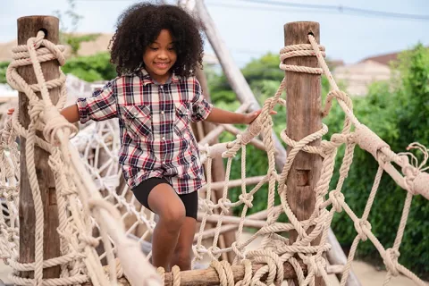 Niña jugando en el parque.