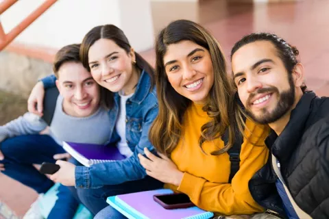 Grupo de estudiantes universitarios sonrientes.