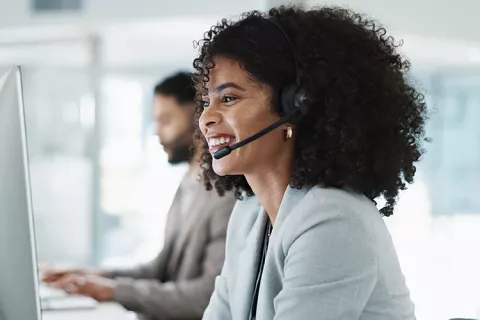mujer-en-el-trabajo-sonriendo.webp