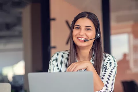 mujer-en-reunión.webp