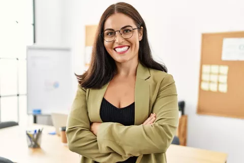 Mujer inscribiéndose al programa mujer es poder