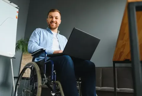 Personas en silla de ruedas sonriendo